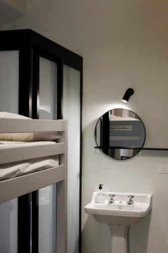 a bathroom with a sink and a mirror at La Casa del Médico in Pego