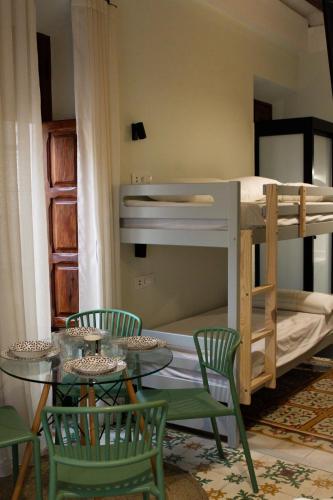 a room with a table and chairs and a bunk bed at La Casa del Médico in Pego