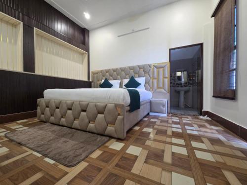 a bedroom with a large bed and a bathroom at Samlaun in Pauri
