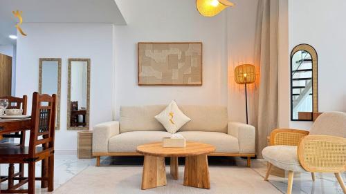 2BR Palm Grove Haven - Chic Luxe Oasis Escape