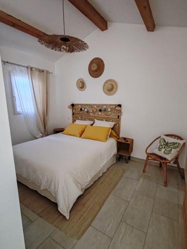Ліжко або ліжка в номері Au Cabanon
