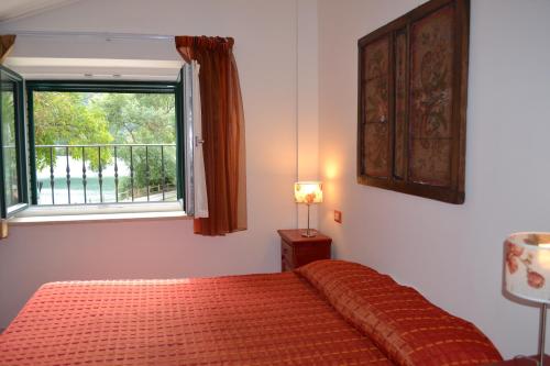 スカンノにあるLa Maga del Lagoのベッドルーム(ベッド1台、窓付)