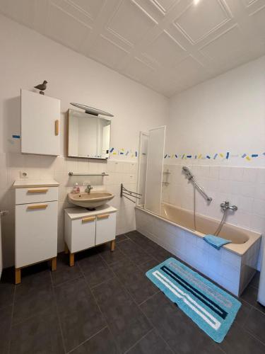 a bathroom with a sink and a bath tub and a sink at Fewo zum Klosterhof EG 1 in Schwanebeck