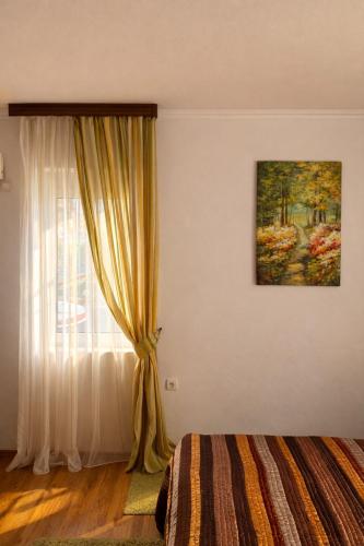 a bedroom with a bed and a window at Villa del Mare in Dobra Voda