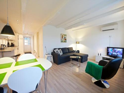 un soggiorno con un divano e un tavolo di Myregaard B & B and Apartments a Snogebæk