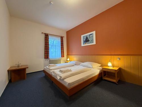 a bedroom with a large bed and a window at Hotel Liszt in Weimar