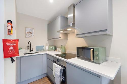 a small kitchen with a microwave and a stove at Flat4 1BR in Horsemarket in Barnard Castle