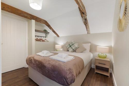 a bedroom with a bed with two towels on it at Flat4 1BR in Horsemarket in Barnard Castle