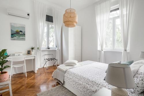 Apartment in a Period Villa - Private Parking