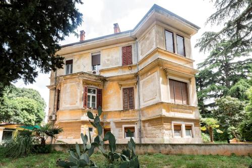 Apartment in a Period Villa - Private Parking