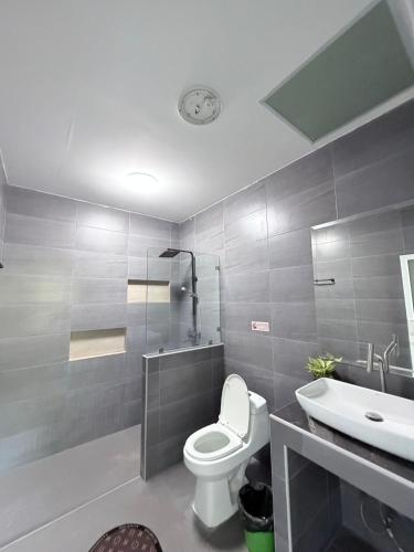 a bathroom with a toilet and a sink at The Lion King Villa in Ban Na