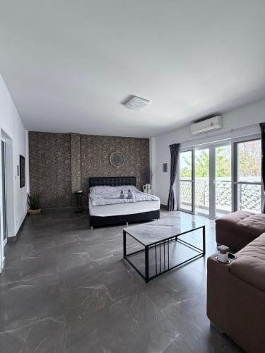 a living room with a bed and a coffee table at The Lion King Villa in Ban Na