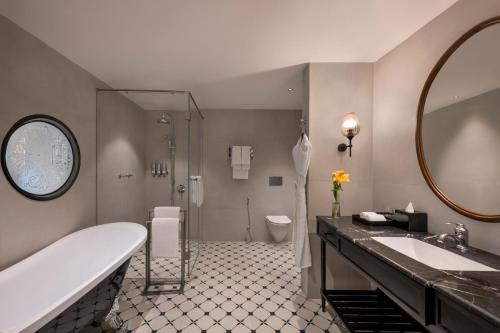 a bathroom with a tub and a sink and a toilet at Welcomhotel By ITC Hotels, Prayagraj in Prayagraj