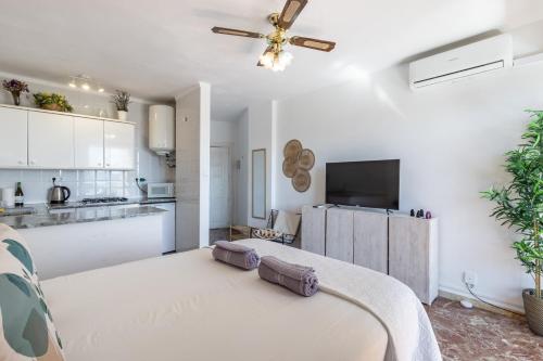 AA Guest - The Golden Sea Views Eco Apartment photo 7