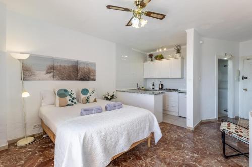 AA Guest - The Golden Sea Views Eco Apartment photo 4