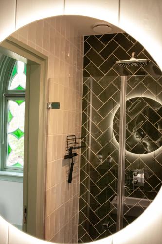 a bathroom with a shower with a mirror at Landgoed Oud Poelgeest - Leiden in Oegstgeest