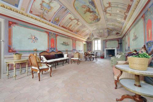 a room with a ceiling with paintings on the walls at Hotel Palazzo Vittoria Heritage Collection in Cerveteri