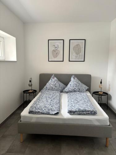 ein Bett mit zwei Kissen darauf in einem Schlafzimmer in der Unterkunft Ferienwohnung Landliebe am Dümmersee in Marl