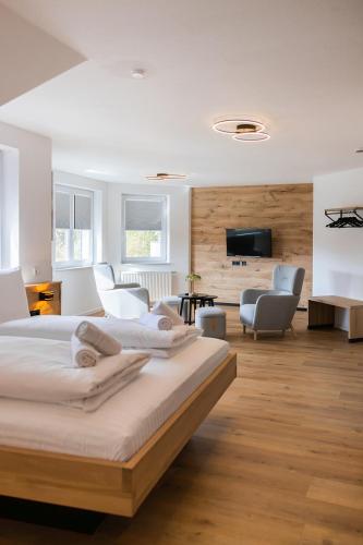 a bedroom with two beds and a living room at Alfredo Hotel in Eppingen