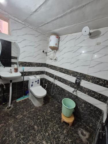 ein Badezimmer mit Toilette und Waschbecken in der Unterkunft Hotel Seva Simran in Chhatarpur