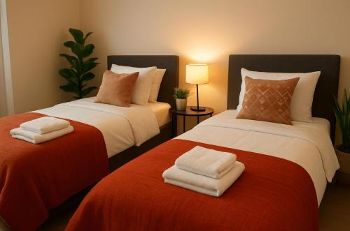two beds with towels on them in a room at AltstadtNest Hannover in Hannover
