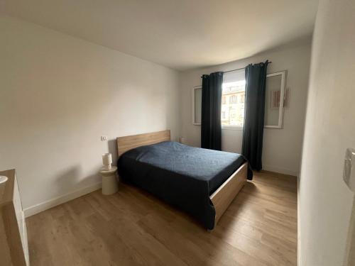 a bedroom with a bed and a window at Appartement climatisé centre-Ville in Bastia