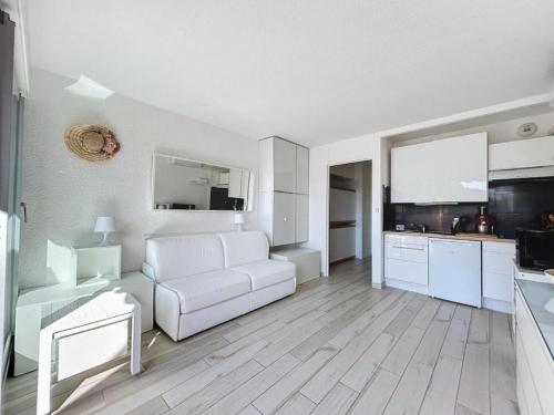 Superbe studio vue port, Clim, WIFI, terrasse