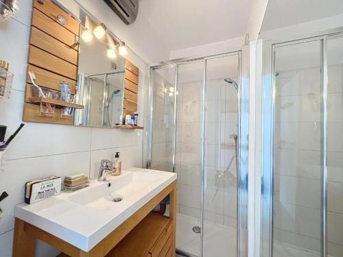 Superbe studio vue port, Clim, WIFI, terrasse
