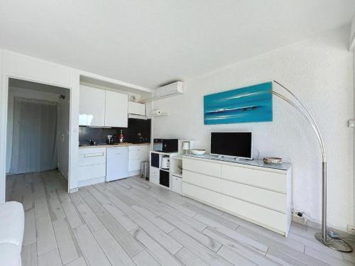 Superbe studio vue port, Clim, WIFI, terrasse