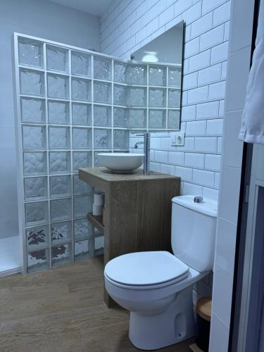 a bathroom with a toilet and a sink at La Cenefilla in Zuheros