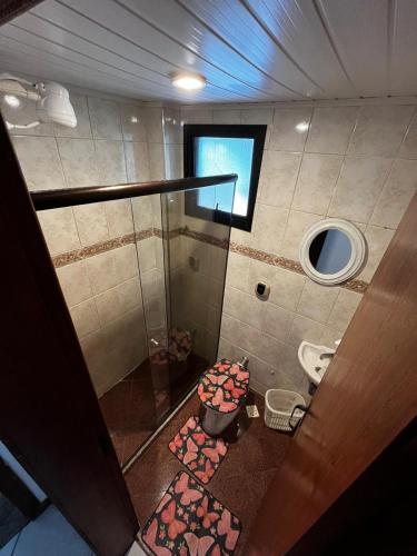 an overhead view of a bathroom with a toilet and a window at Pousada do Farol Bar e Restaurante in Vila Velha