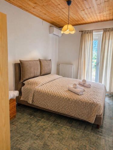 a bedroom with a bed with two towels on it at Sea View House B in Péra Mélana