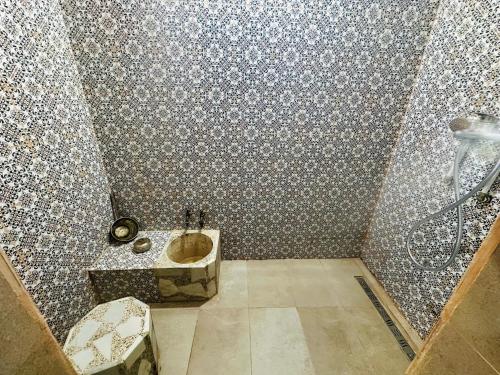 a bathroom with a toilet and a sink and a shower at Bizerta Méditerranée in Bizerte