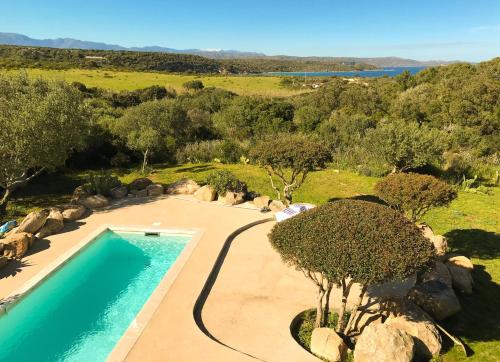 Villa esprit moderniste avec piscine