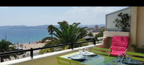 Vue mer et vieux port Saint-Raphael Parking