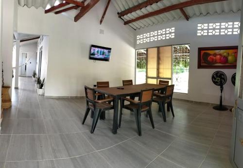 a dining room with a wooden table and chairs at Villa Liam Casa Turística in Prado