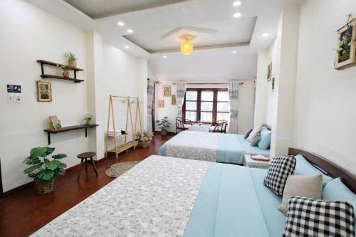 a bedroom with two beds and a couch at Villa Thung Lũng Hồng 2 in Ấp Kim Thạch