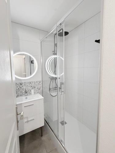 a white bathroom with a shower and a sink at Séjour 4 personnes - Pays Basque in Uhart-Cize