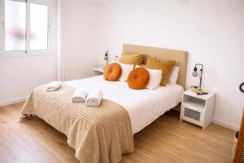 a bedroom with a bed with towels on it at Apartamento Aljibe in Arcos de la Frontera