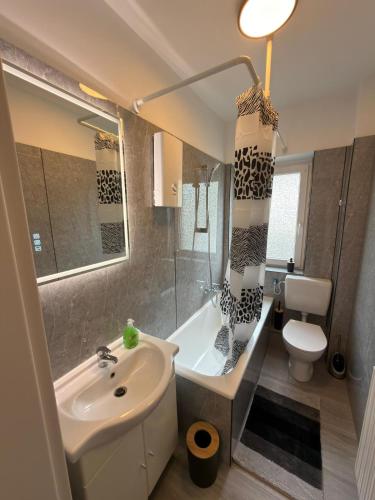 a bathroom with a tub and a sink and a toilet at Ruheblick Apartment Essen in Essen