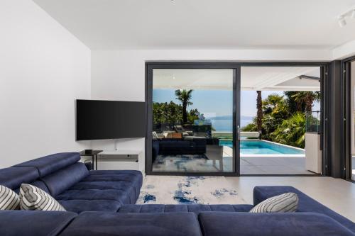 BEACHFRONT ESCAPE apartment with private pool