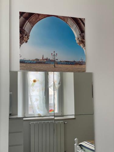 a window in a kitchen with a view of a city at Le camere del Baldo parcheggio gratuito in centro storico in Peschiera del Garda