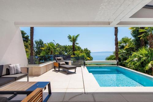 BEACHFRONT ESCAPE apartment with private pool