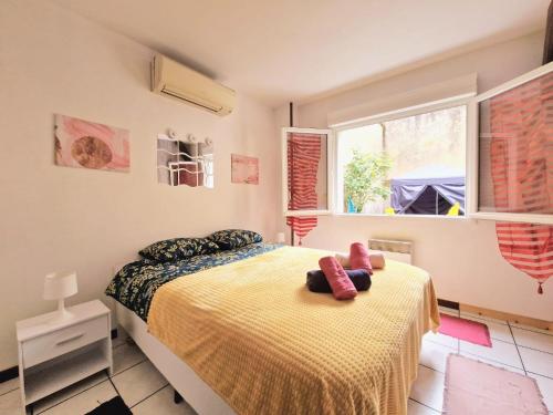 a bedroom with a bed with two stuffed animals on it at Cosy atelier in Vierzon