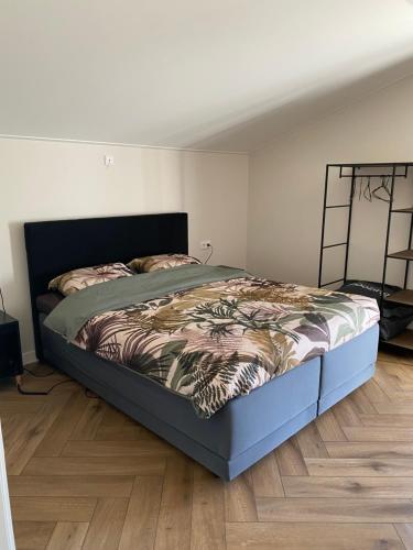 a bedroom with a bed in a room at Vakantiewoning Op de Woerd in Aalten