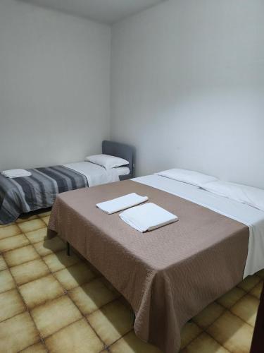 two beds sitting next to each other in a room at B&B Porta Roma in Capua
