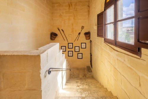 a hallway in a room with a window at Villayana Holiday Home in San Lawrenz