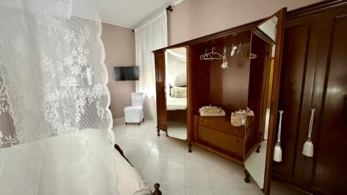 a room with a wedding veil and a bedroom at Susanna's House in Nocera Inferiore