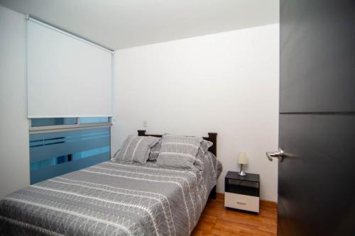 a bedroom with a bed and a blue cabinet at Ubicación Privilegiada Torre 2 in Armenia