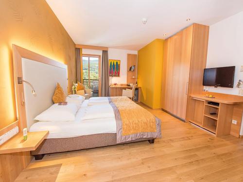 a hotel room with a bed and a television at RETTER Bio-Natur-Resort in Pöllauberg